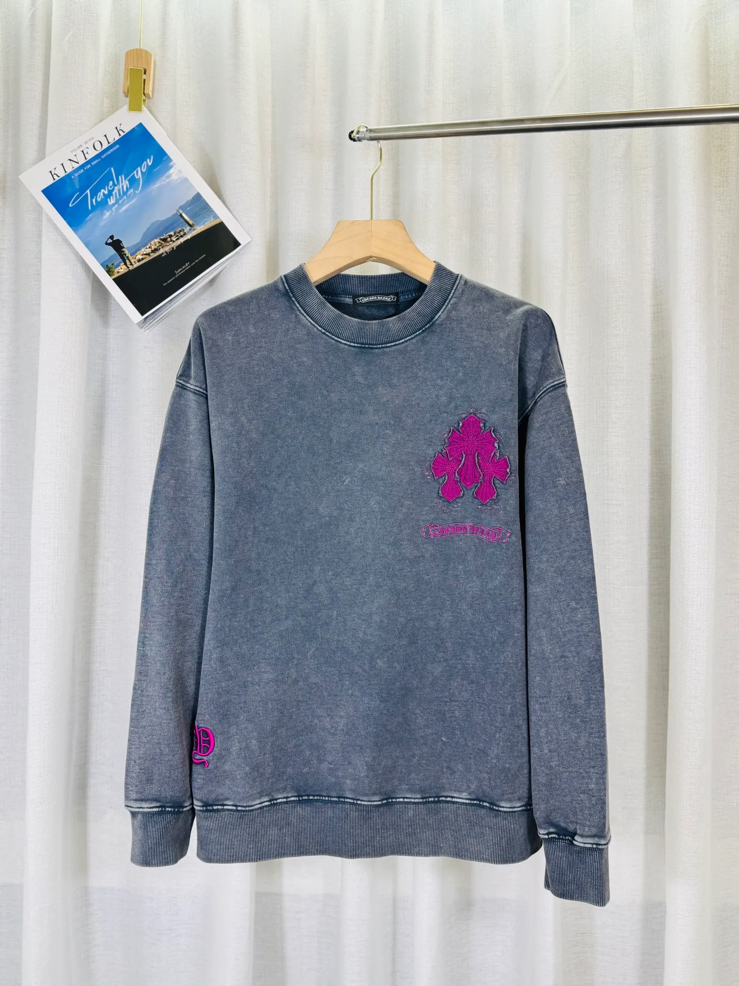P280 top version, real shot without P, ​​different from market currency) 𝗖𝗵𝗿𝗼𝗺𝗲 𝗛𝗲𝗮𝗿𝘁𝘀/Cro Heart 2025 washed patch embroidery autumn and winter new original single counter American laser burnt 3D three-dimensional patch embroidery couple casual sweatshirt 👑The highest version! Customized fabric 430g tripe terry fabric! American acid-washed and distressed original fabric laser burnt ✟appliqué embroidery and exquisite embroidery of letters! The best-selling model in the counter, very comfortable to wear. Accessories: original molded and authenticated collar label➕100% silk wash label. Genuine purchase-grade original hangtag➕matching hanging rope➕3D hanging beads➕original packaging bag. Craftsmanship: The original version has consistent wiring! The highest version of the armhole matching technique! Color: Gray Black Size: S M L XL Style No.: 9325